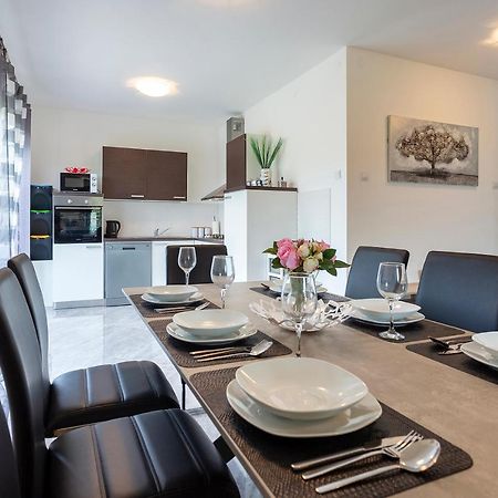 Apartmani Karoca 3 Пула Екстериор снимка