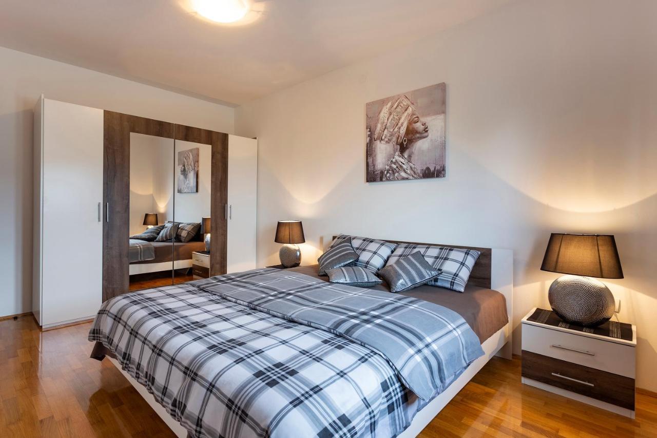Apartmani Karoca 3 Пула Екстериор снимка
